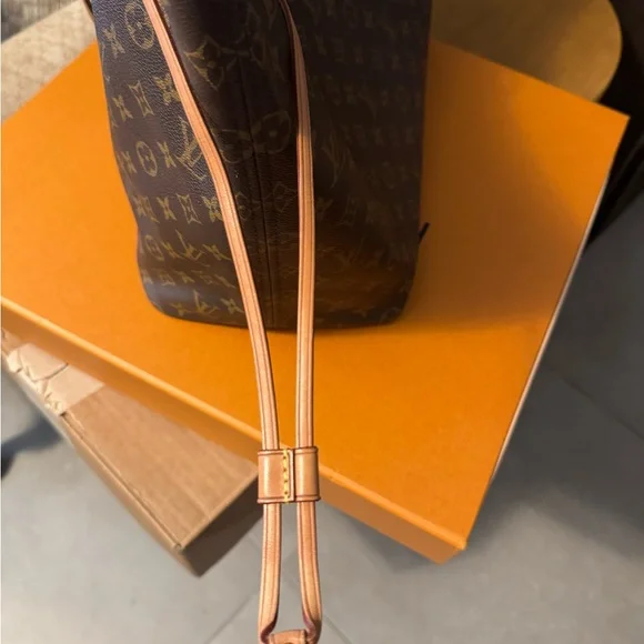 Louis Vuitton GM Monogram Brown Tote Bag - Picture 4 of 16